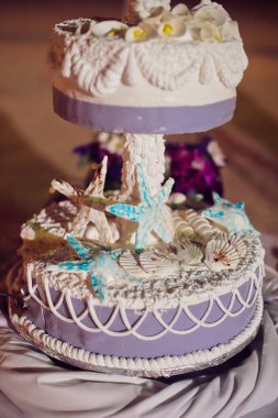 Sahilde düğün pastası