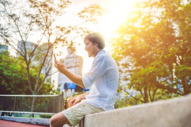 telefon ile genç adam. 