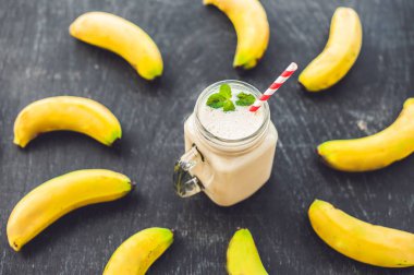 Muzlu kokteyl ve taze muz