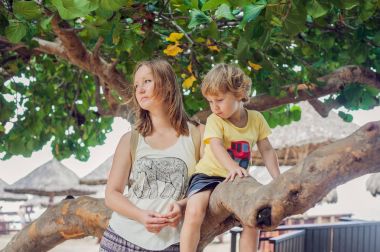 genç anne ve oğlu yürüyüş