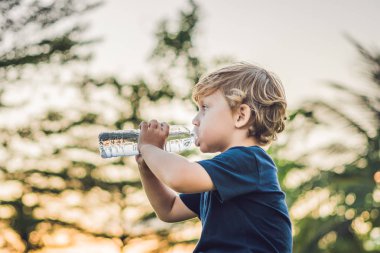 Çocuk saf taze su içme 