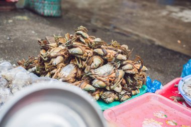 Vietnamca piyasada taze deniz ürünleri.