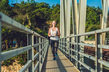 güzel bir kadın çalışan 