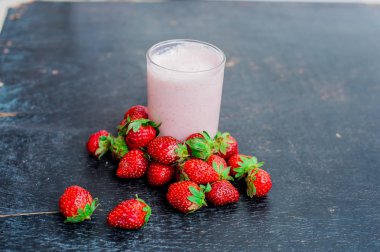 çilek ve bir bardak süt 