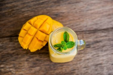 Mango smoothie bir cam Mason kavanoz 