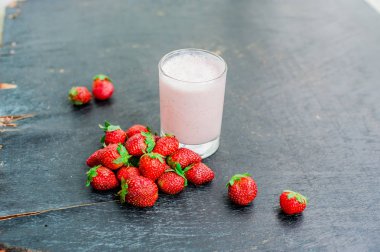 çilek ve bir bardak süt 