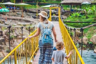 Anne ve oğlu bir asma köprü üzerinde gidiyoruz