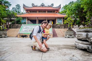 Baba ve oğul uzun oğlu Pagoda içinde