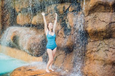kadın rahatlatıcı aquapark bir şelale altında