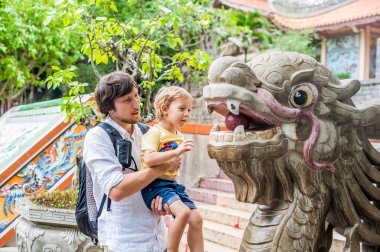 Baba ve oğul uzun oğlu Pagoda içinde