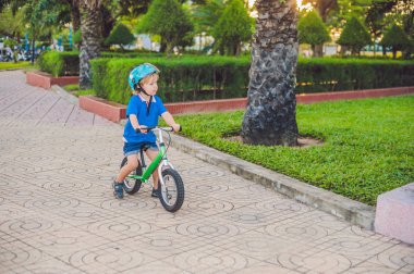  sarışın çocuk çocuk sürüş Bisiklet 