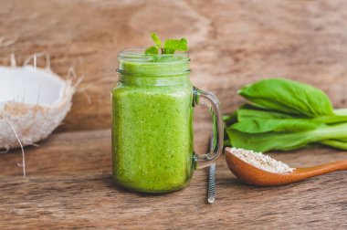 Mason kavanoza kupa yeşil ıspanak ile dolu