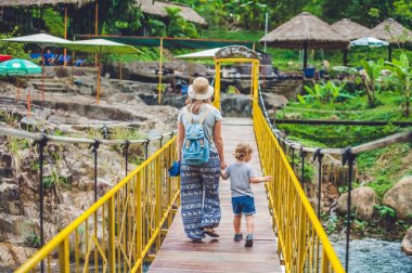 Anne ve oğlu bir asma köprü üzerinde gidiyoruz