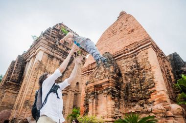 Baba ve yürümeye başlayan çocuk oğul Vietnam