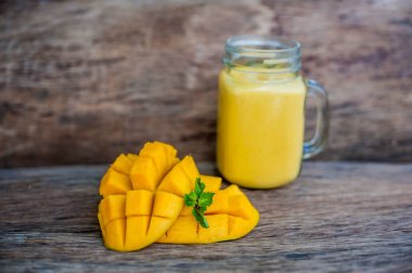 Mango smoothie bir cam Mason kavanoz 