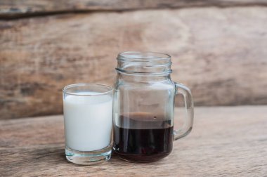 koyu bir kahve ve bir bardak süt.