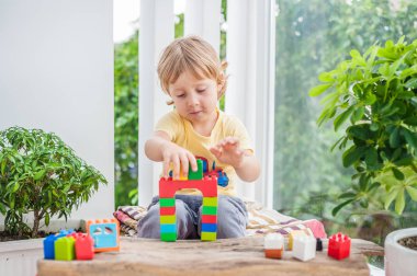 çocuk ile renkli plastik blok