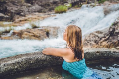 Kadında kaplıca havuzu rahatlatıcı 