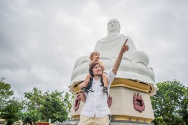 Baba ve oğul uzun oğlu Pagoda içinde