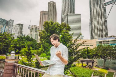 işadamı veya öğrenci ben dizüstü bilgisayar kullanarak