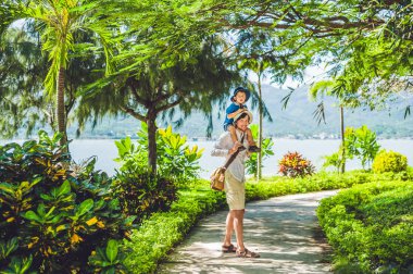 Baba ve oğul park yolda gidin.