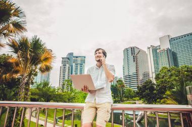 dizüstü bilgisayar kullanan işadamı veya öğrenci