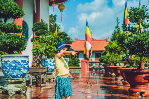 Niño en templo budista en Vietnam — Foto de Stock