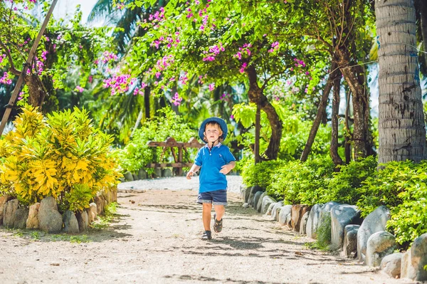 Fiú végigfut a trópusi kertben — Stock Fotó