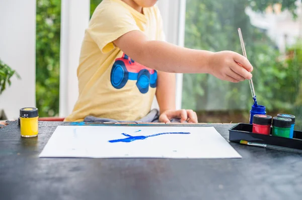 Pequeño niño pintando con pinturas de colores —  Fotos de Stock