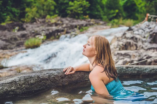 Woman relaxing in hot spring pool — Stock Photo, Image