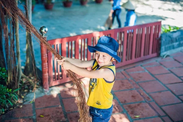 Boy  traveler with root — Stock Photo, Image