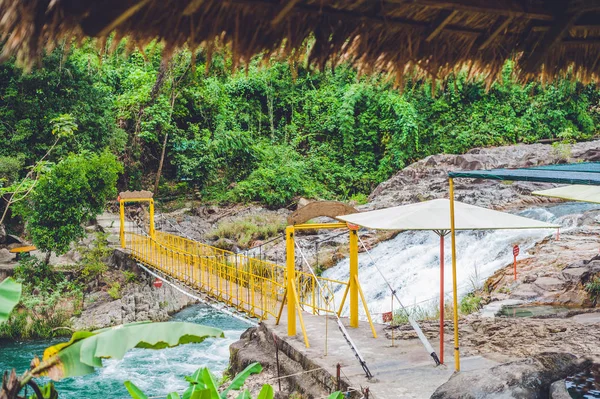 Puente Colgante Sobre Río Selva Tropical —  Fotos de Stock