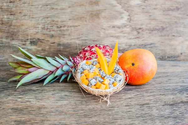 Фруктовий салат з фруктами дракона та папайєю — стокове фото