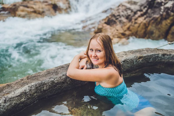 Mulher relaxante na piscina termal — Fotografia de Stock