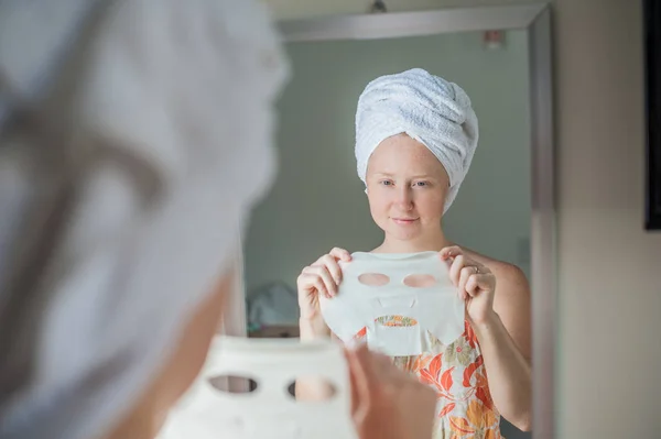 Woman doing facial mask sheet — Stock Photo, Image