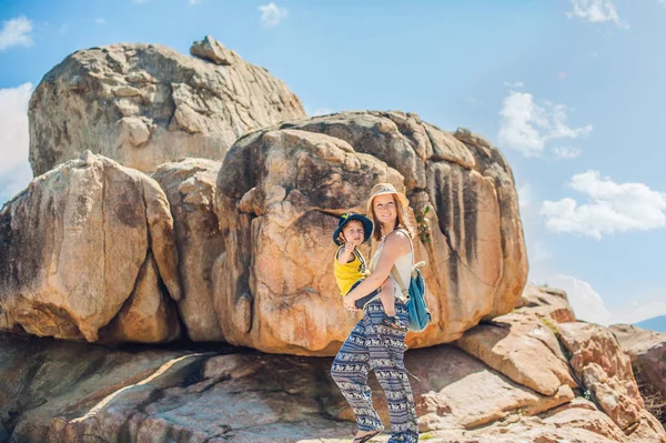 Moeder en zoon op de Kaap van Hon Chong — Stockfoto