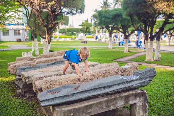 Menino sobe os blocos de pedra — Fotografia de Stock