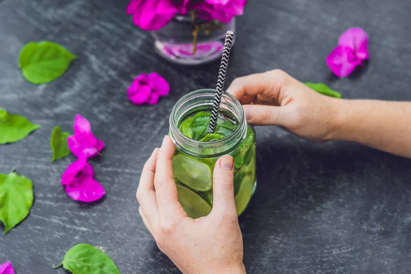 Λουλούδια και την άνοιξη mojito ποτό — Φωτογραφία Αρχείου