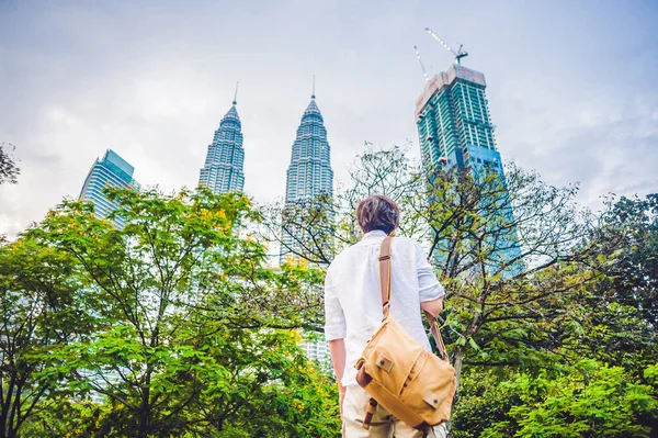 Mann blickt auf die Petronas-Zwillingstürme — Stockfoto
