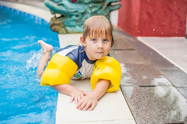 Menino na piscina — Fotografia de Stock