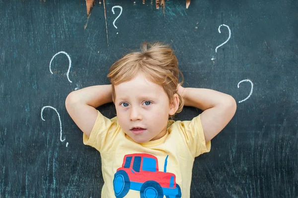 Niño con signos de interrogación — Foto de Stock