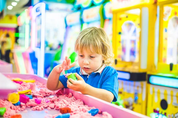 Junge spielt mit kinetischem Sand — Stockfoto