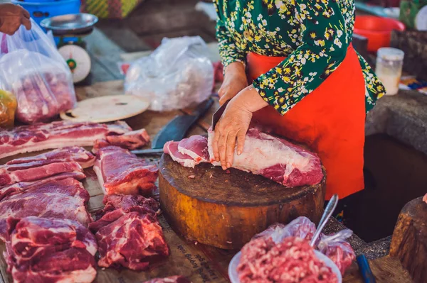 Сырое мясо на вьетнамском рынке — стоковое фото
