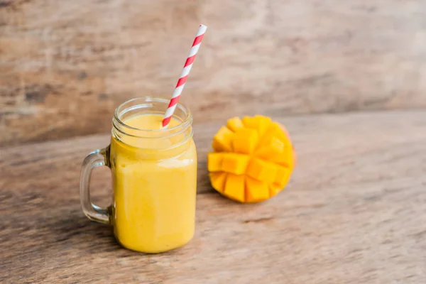 Saftiger Smoothie aus Mango — Stockfoto