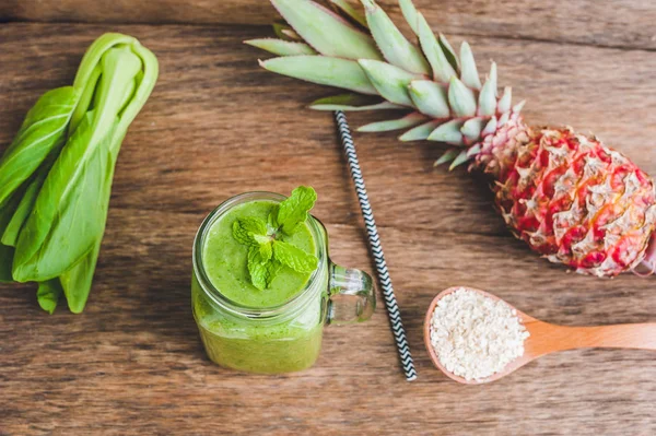 Mason jar mok gevuld met spinazie — Stockfoto