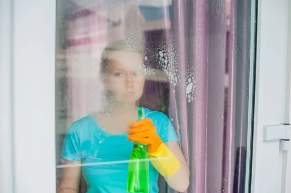 Hermosa doncella haciendo las tareas domésticas — Foto de Stock