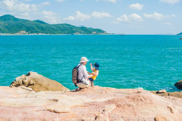 Vader en zoon op de Kaap van Hon Chong — Stockfoto