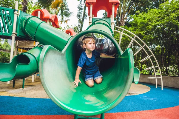 Menino brincando no playground . — Fotografia de Stock