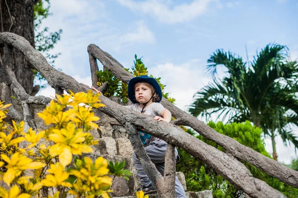 Yürümeye başlayan çocuk turist Vietnam — Stok fotoğraf