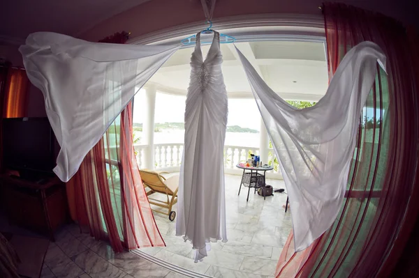Hochzeitskleid im Hotel — Stockfoto